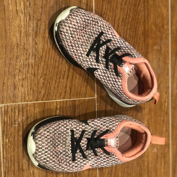 Girls 10C Nike shoes - Picture 1 of 6